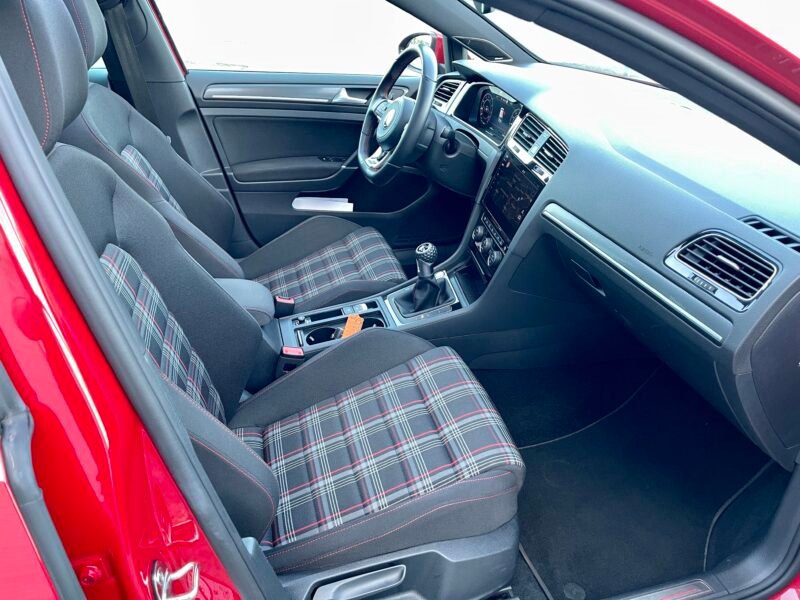VOLKSWAGEN Golf GTI PERFORMANCE