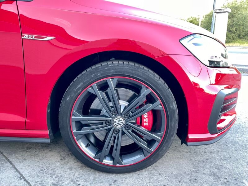 VOLKSWAGEN Golf GTI PERFORMANCE