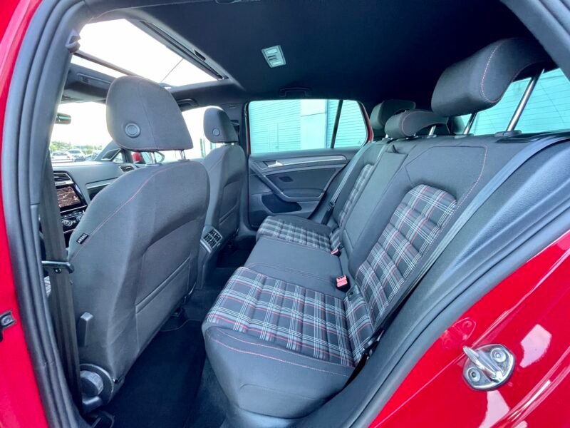 VOLKSWAGEN Golf GTI PERFORMANCE
