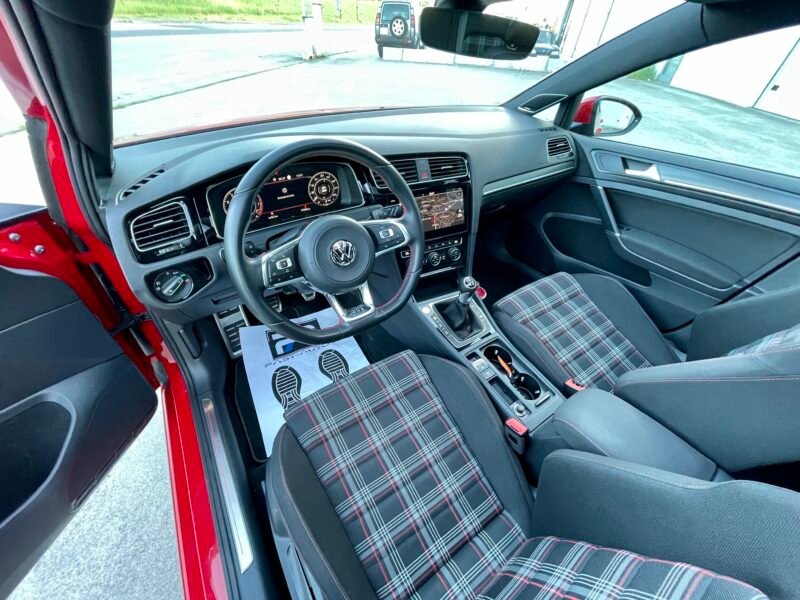 VOLKSWAGEN Golf GTI PERFORMANCE