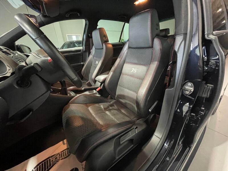 VOLKSWAGEN Golf GTI 35 ANIVERSARIO