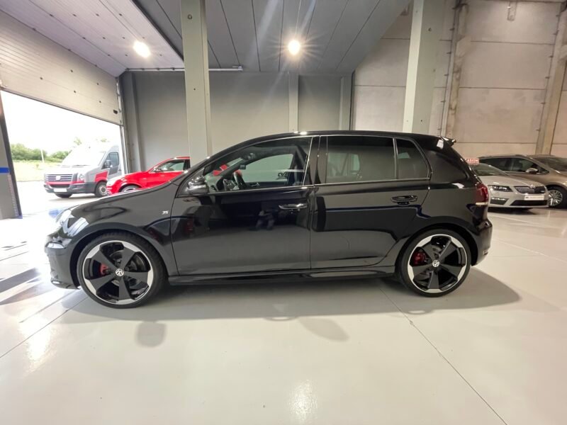 VOLKSWAGEN Golf GTI 35 ANIVERSARIO