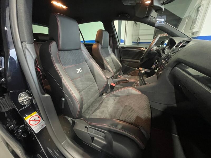 VOLKSWAGEN Golf GTI 35 ANIVERSARIO