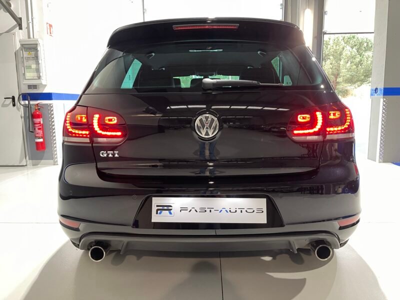 VOLKSWAGEN Golf GTI 35 ANIVERSARIO