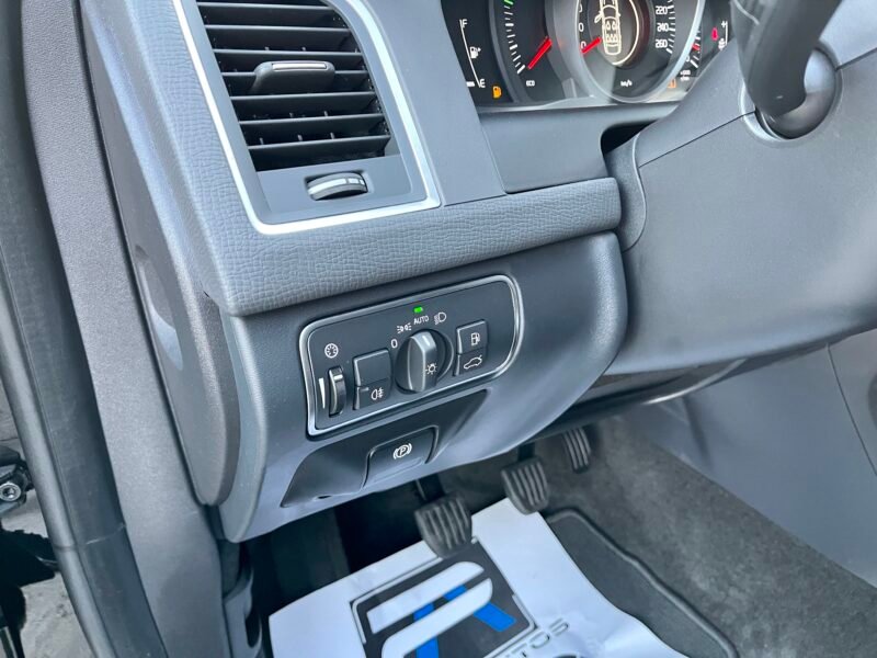 VOLVO XC60 2.0d D3 2WD momentum