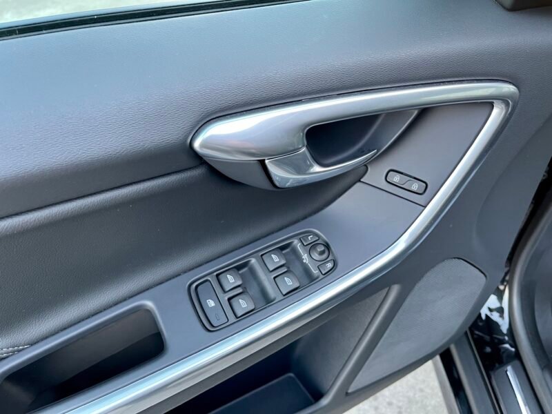 VOLVO XC60 2.0d D3 2WD momentum