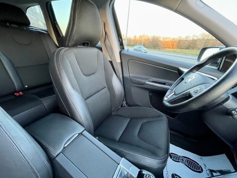 VOLVO XC60 2.0d D3 2WD momentum
