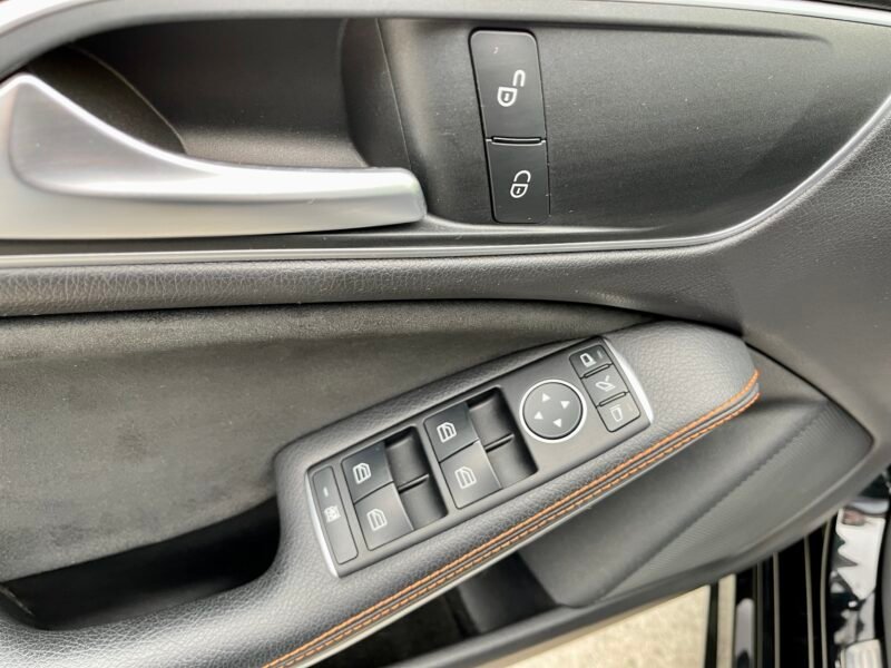 MERCEDES-BENZ CLASE CLA SHOTTING BRAKE 220D ORANGE ART