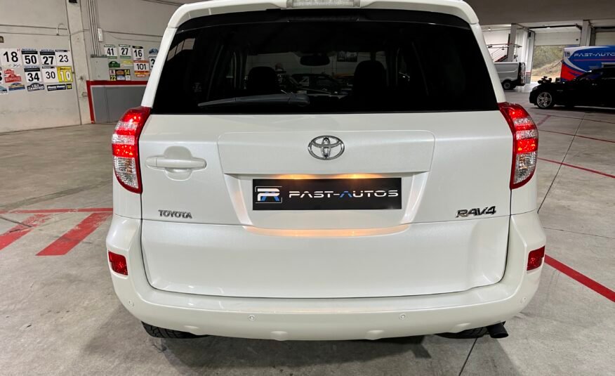 TOYOTA RAV4 D4d 4×4 2.2 D4-d ADVANCE