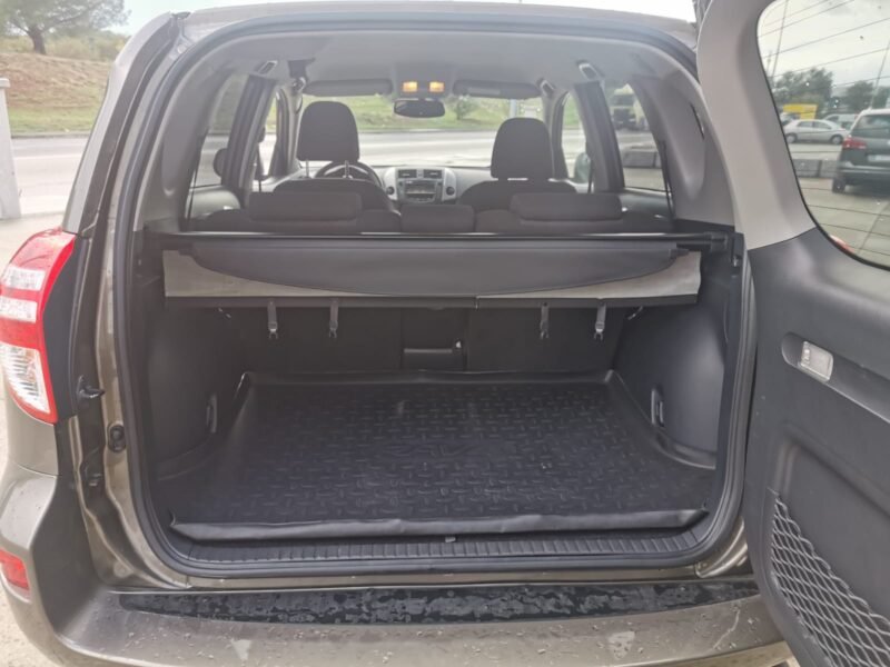 TOYOTA RAV4 4×4 2.2 D4-d ADVANCE