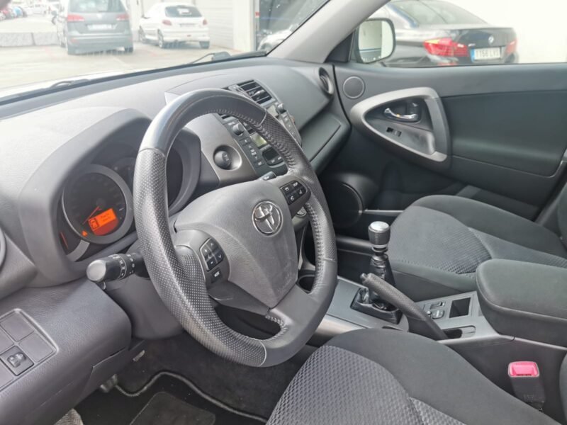 TOYOTA RAV4 4×4 2.2 D4-d ADVANCE