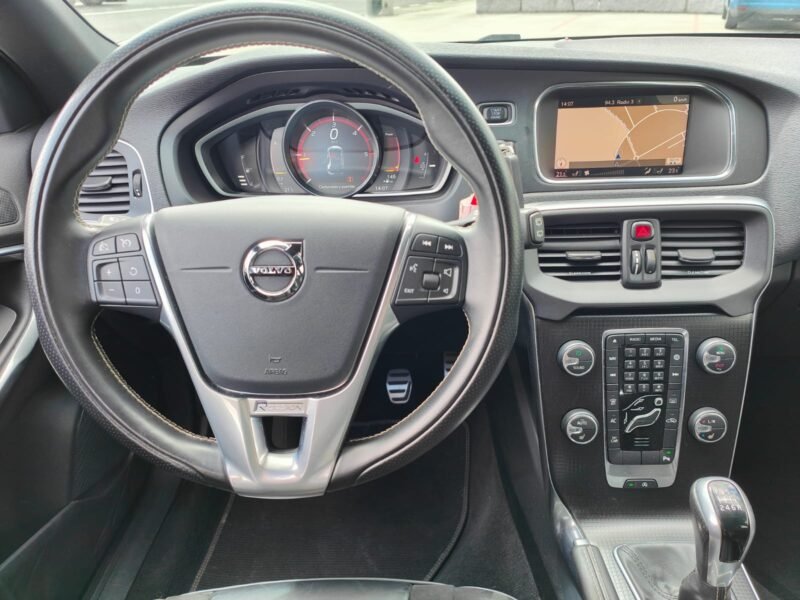 VOLVO V40 D3 RDesign Momentum