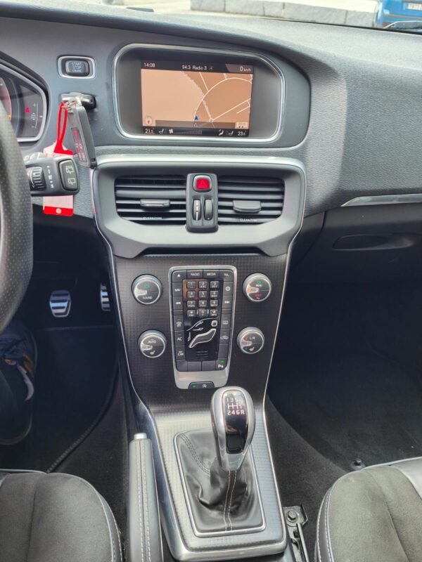 VOLVO V40 D3 RDesign Momentum