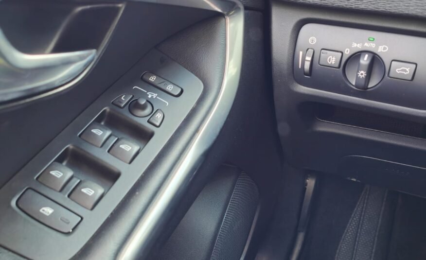 VOLVO V40 D3 RDesign Momentum