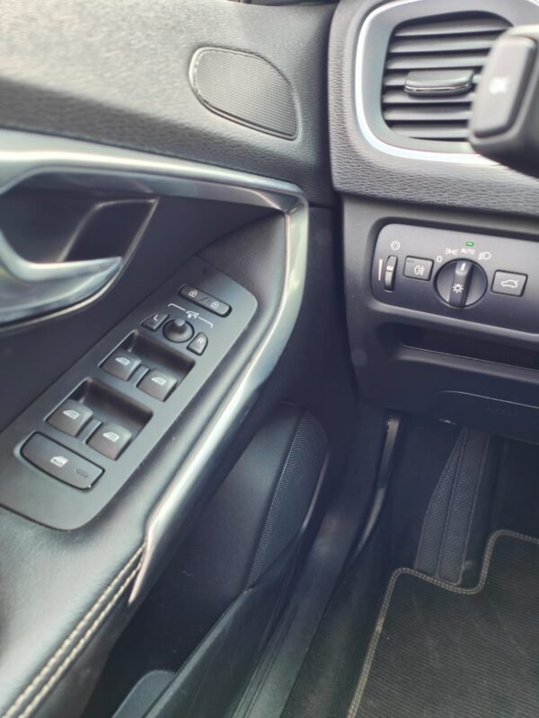 VOLVO V40 D3 RDesign Momentum