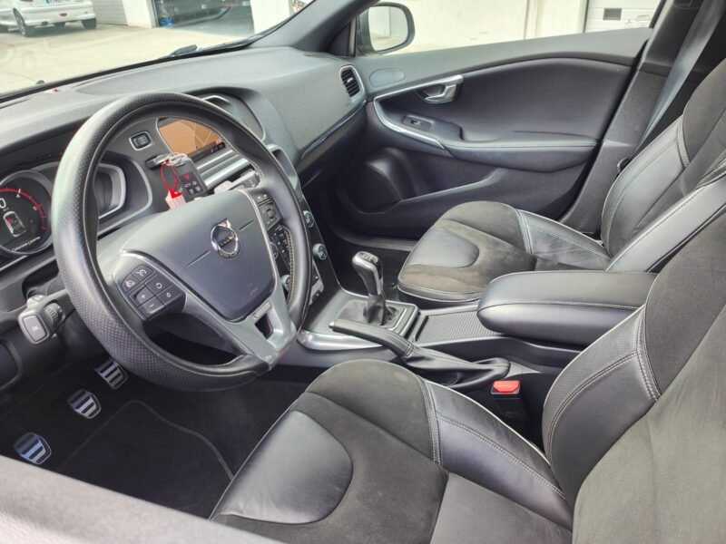 VOLVO V40 D3 RDesign Momentum