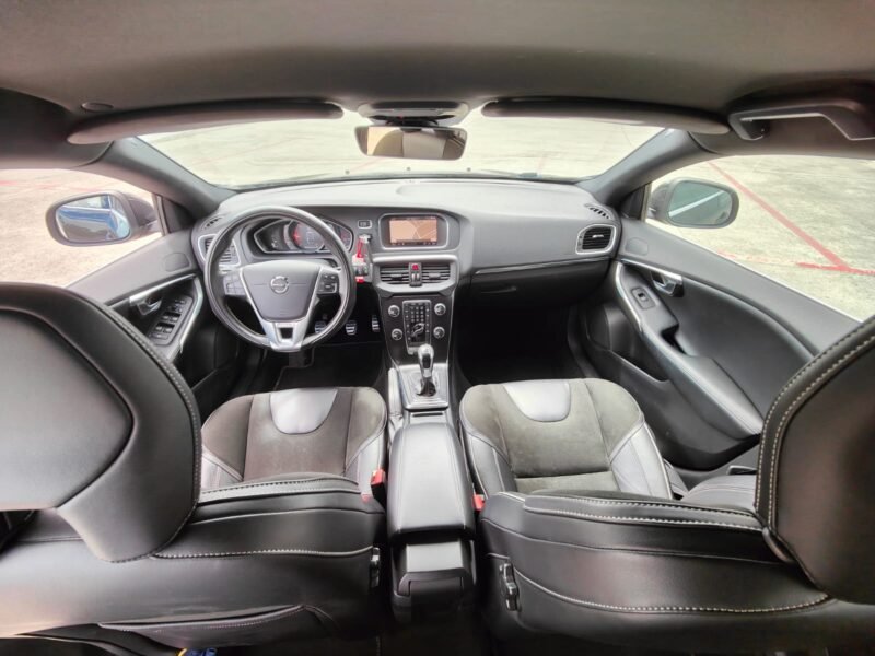 VOLVO V40 D3 RDesign Momentum
