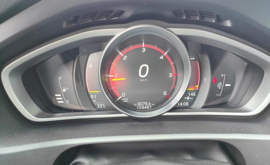 VOLVO V40 D3 RDesign Momentum