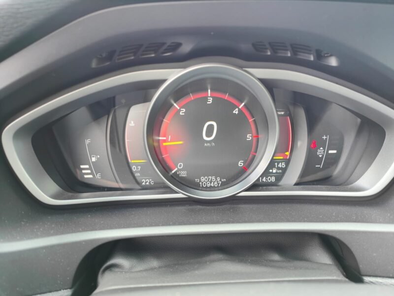 VOLVO V40 D3 RDesign Momentum