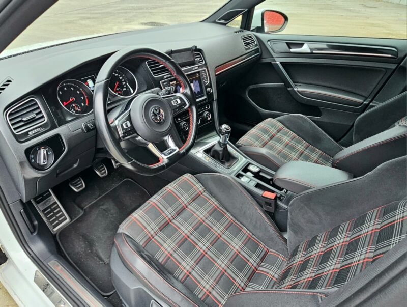 VOLKSWAGEN GOLF VII GTi PERFORMANCE